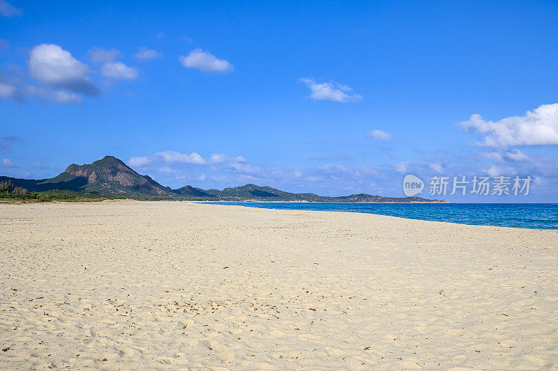 在意大利撒丁岛海岸海岸的皮西纳雷