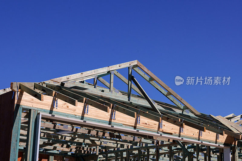 住房建设。木材屋顶框架细节。车库开口上的层压梁。