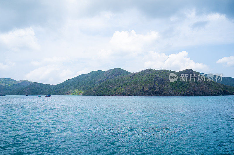 越南孔岛的本坝港，有美丽的碧海蓝天山和五颜六色的小船。