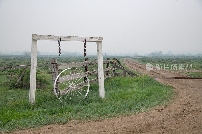 北美西部蒙大拿州大草原上的老牧场入口路和土路