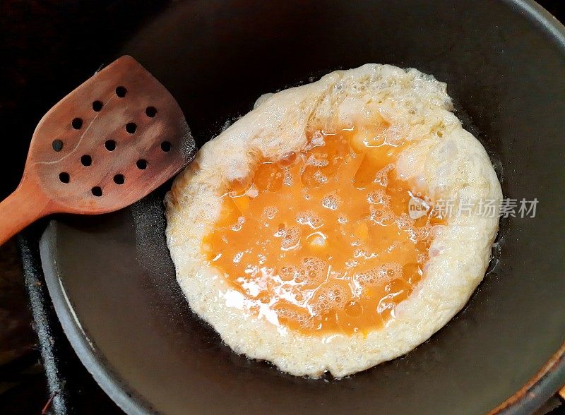 用煎锅煎蛋——食品准备。