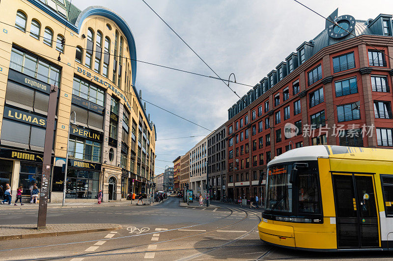 柏林市中心的黄色有轨电车