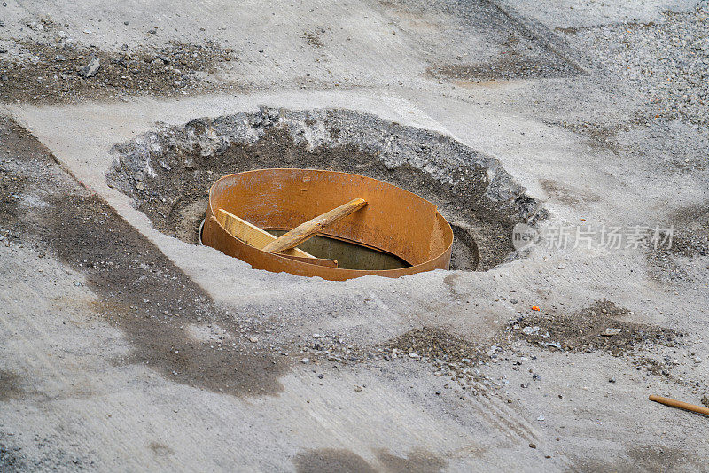 在新改建的道路上安装污水渠盖。