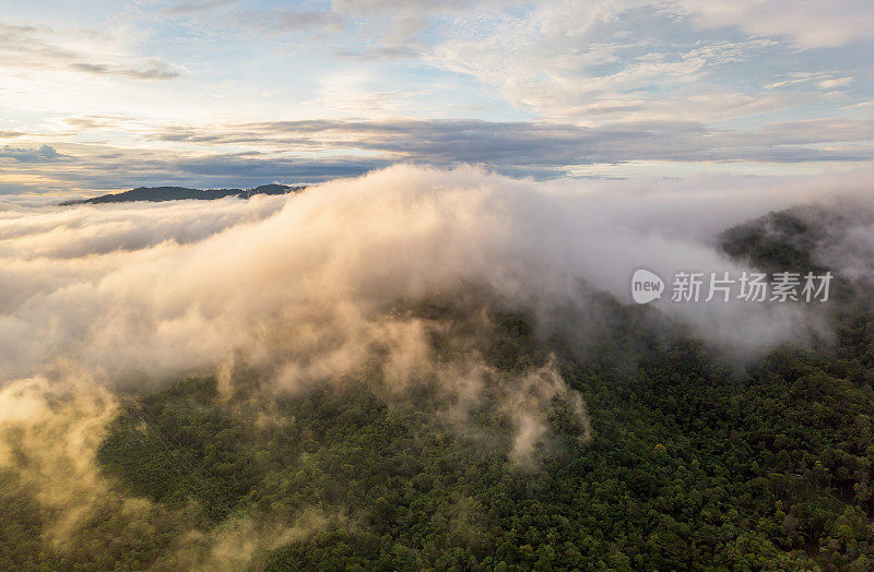 美丽的早晨景色，日出和雾在山上