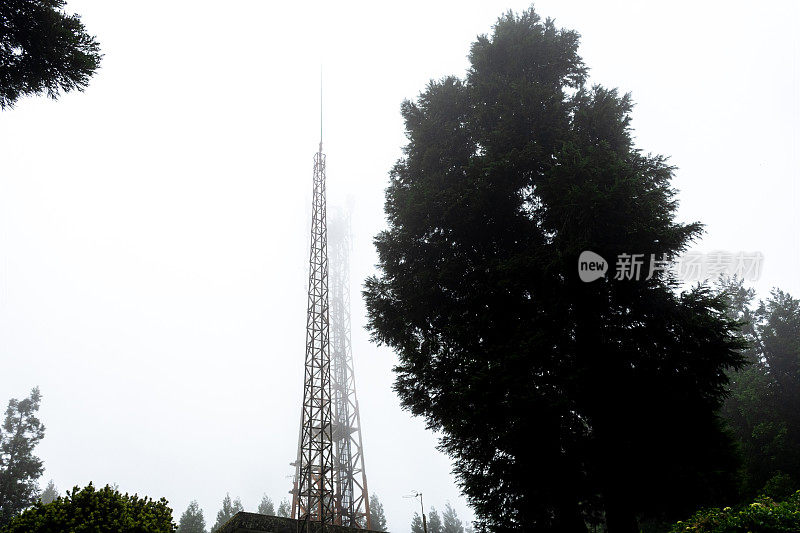 雾中的无线电发射塔