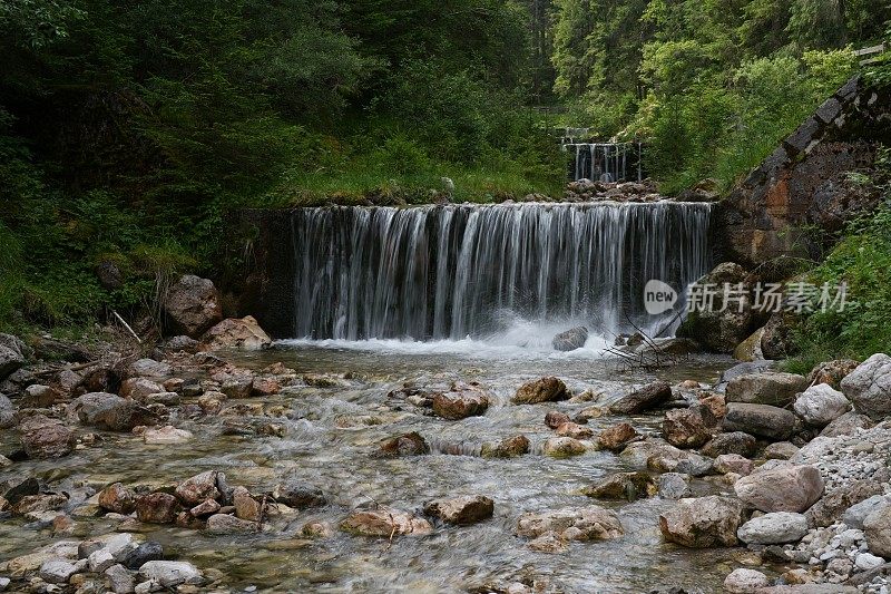 山涧流水