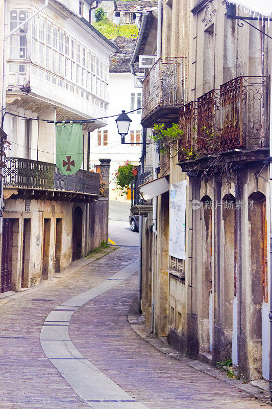 狭窄的街道Mondoñedo，加利西亚，西班牙。