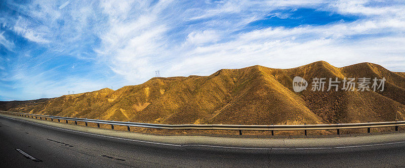 美国加州I-5公路沿线的山腰