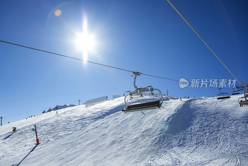 在波斯尼亚和黑塞哥维那的Jahorina滑雪胜地，滑雪者在滑雪缆车上