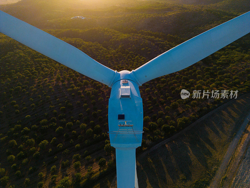 鸟瞰图的风力涡轮机在一个乡村场景在日落时间在葡萄牙南部