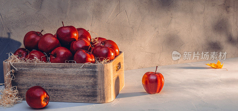 餐桌上的木箱红苹果——秋收概念