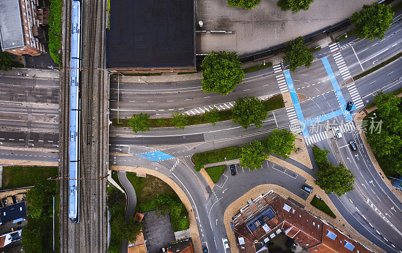 旅客列车在铁路桥上穿越公路