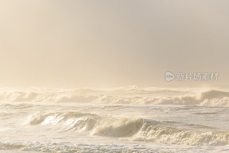 瓦登海区特塞尔岛海滩上的海浪