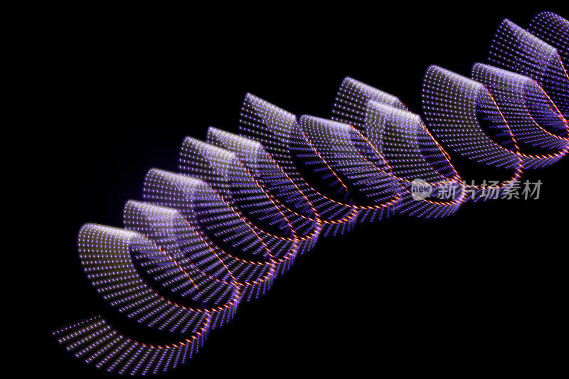 紫色和红色的霓虹弯曲波的光卷曲，漩涡或螺旋与黑色背景上的虚线条纹。抽象背景，动感光影效果，当代风格的光画。