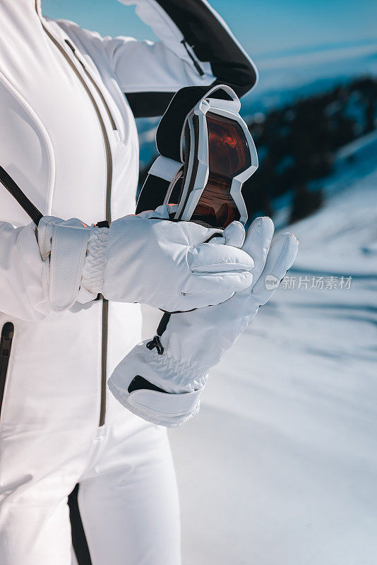 美丽的女人滑雪和滑雪服在山上，近距离。库存图片