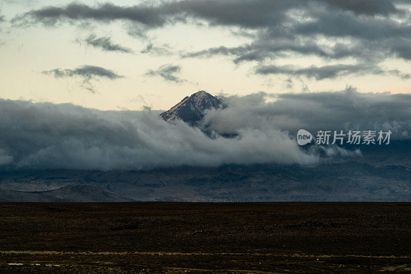 阿克萨赖省云层中的哈桑山