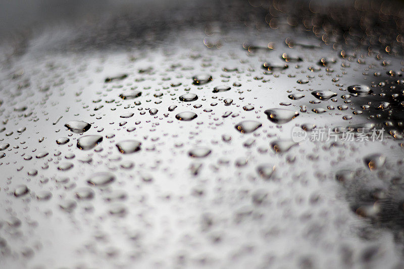 特写雨滴。