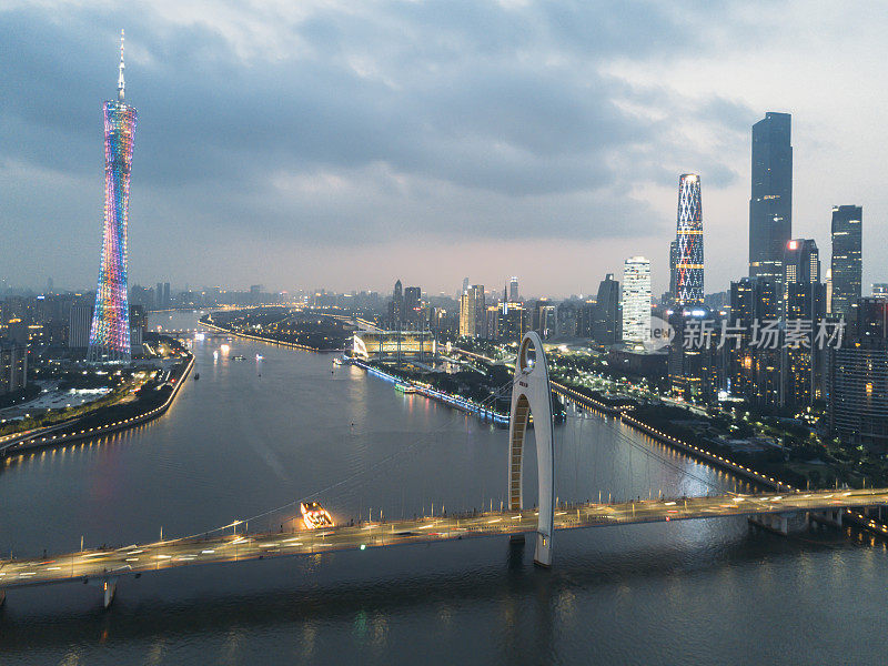 广州的城市景观，中国在蓝色小时-空中