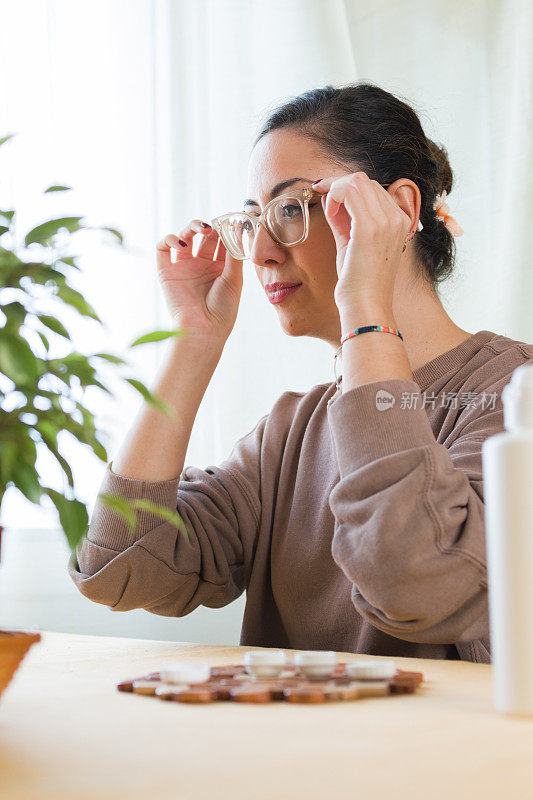 一名近视妇女因视力问题而尝试戴眼镜