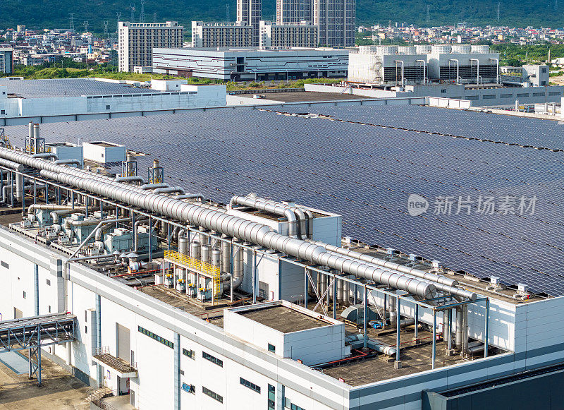 工厂屋顶上的太阳能电池板鸟瞰图