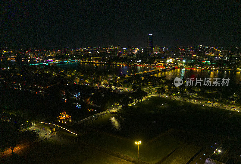 张天桥横跨香水河和顺化市的夜晚，顺化省