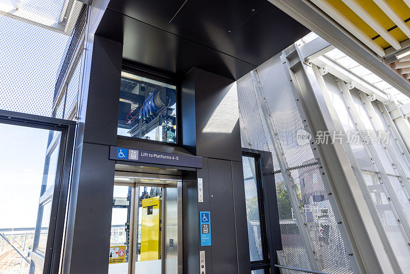 火车站现代电梯在人行天桥，背景与复制空间