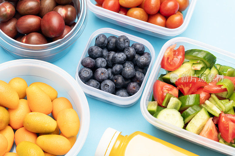 新鲜沙拉，健康和新鲜水果，蓝色背景