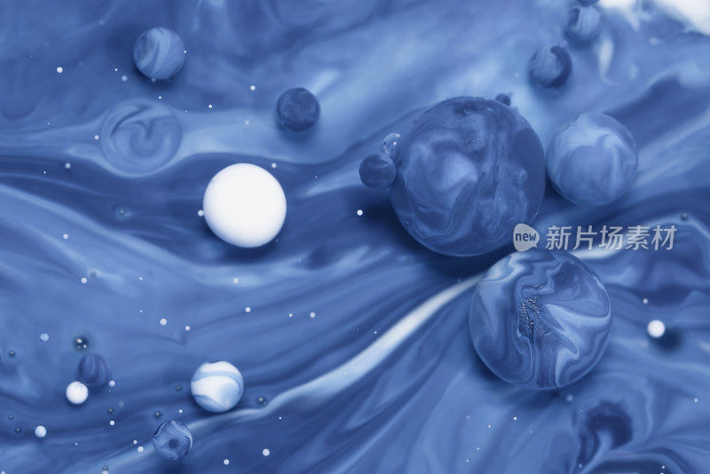 抽象水墨设计混合纹理背景。蓝色丙烯酸泡沫。流体艺术