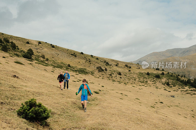 和家人一起爬山