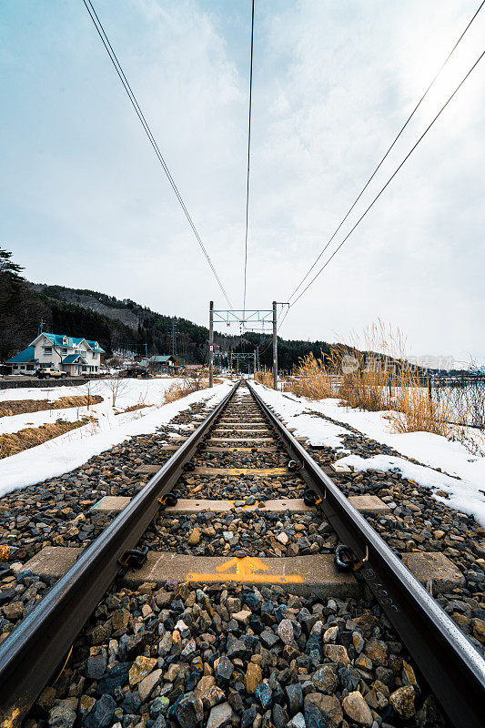 铁道穿过乡村，日本