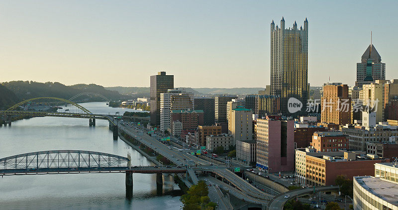 晴朗的一天，宾夕法尼亚州匹兹堡市中心沿着莫农加希拉河的鸟瞰图