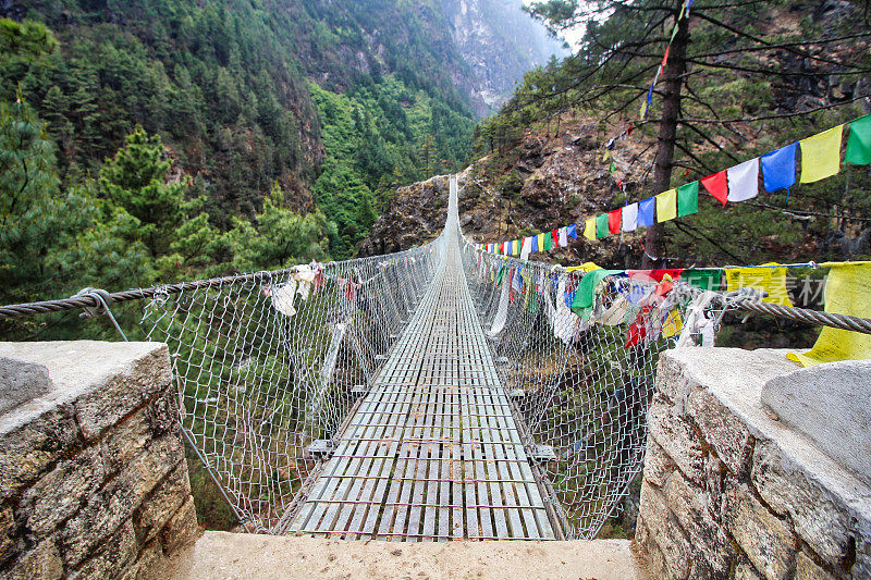 珠峰大本营的钢索桥