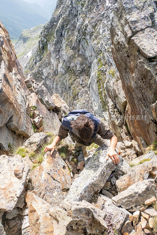 敏捷的登山运动员正在攀登岩石山