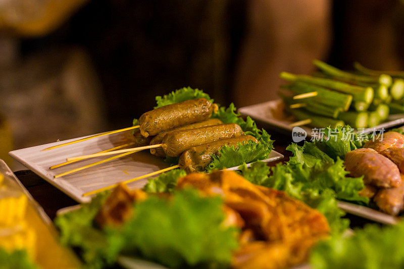 为烧烤聚会准备的一桌子食物