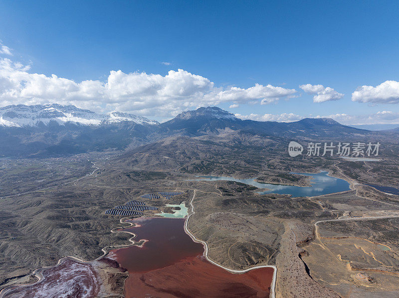 五颜六色的水坝和太阳能发电厂