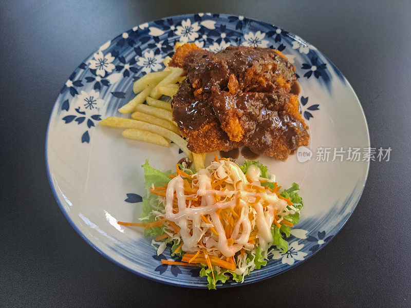 鸡肉炸肉排配鸡肉、薯条和蔬菜。食品菜单。