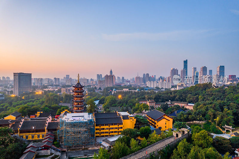 中国江苏省南京市集明寺的晨景航拍