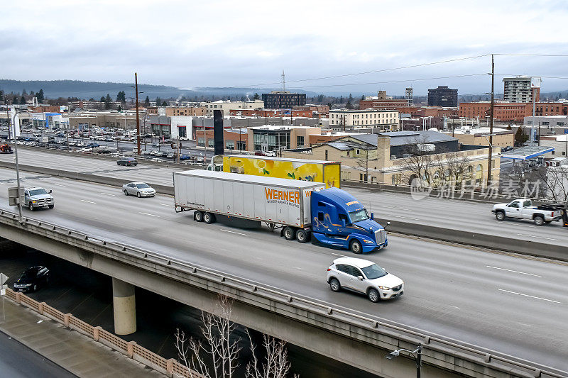 沃纳企业卡车运输公司的半卡车通过市中心市中心的斯波坎，美国华盛顿90号州际公路。