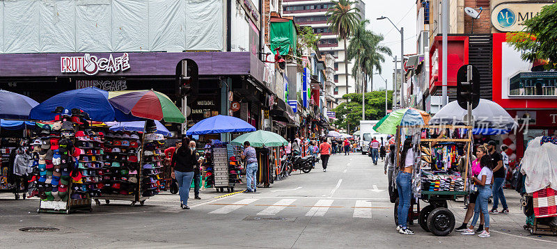 哥伦比亚安蒂奥基亚麦德林市，圣安东尼奥地铁站附近的每日街景，行人和街头小贩。