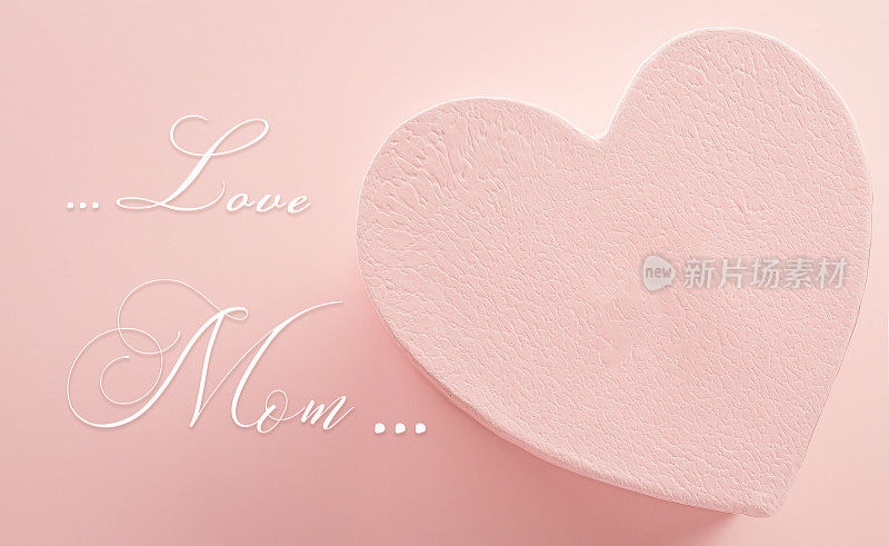 快乐的母亲节和爱的装饰背景概念由心和玫瑰在柔和的粉红色背景。