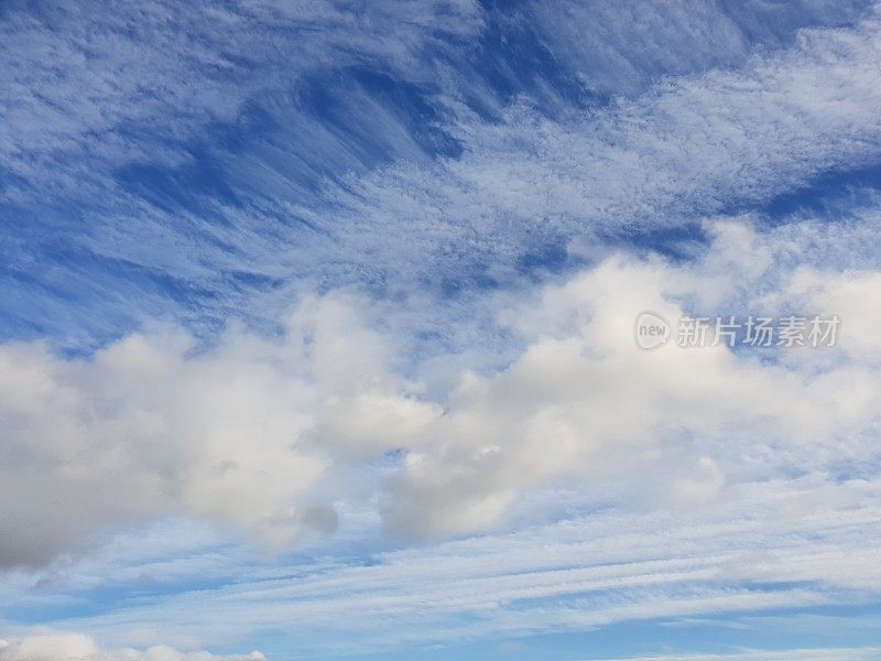 蓝色天空中蓬松的白云