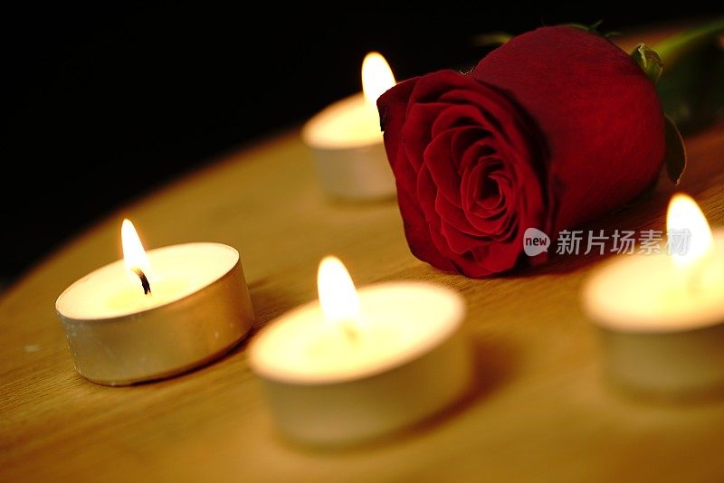 玫瑰和茶灯蜡烛