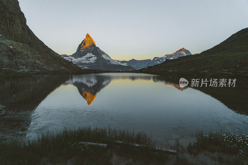 风景秀丽的湖在马特洪山的背景