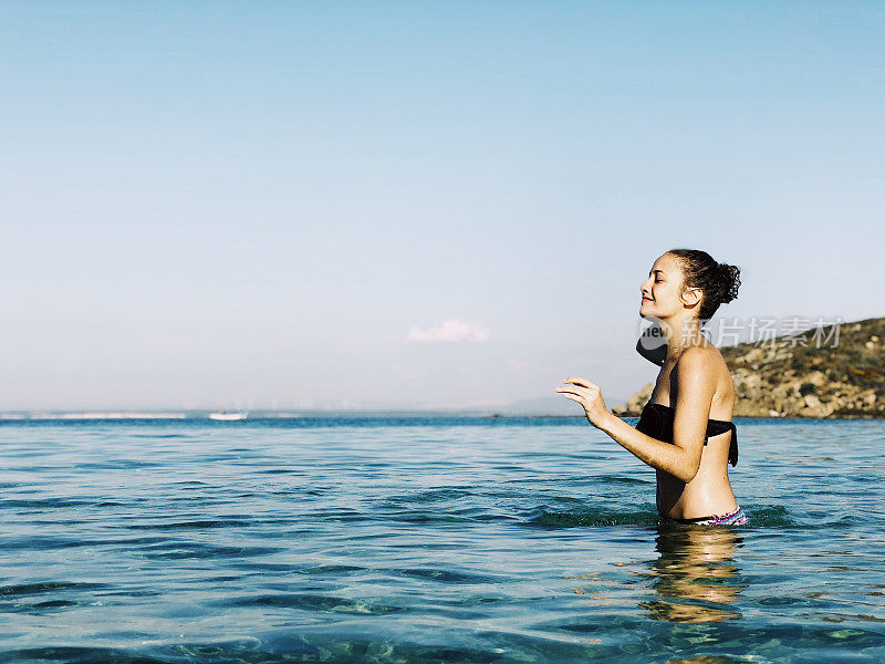 年轻女子在海里享受夏天