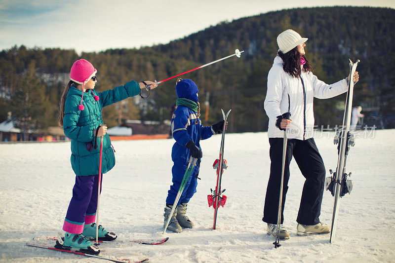 母亲和孩子们在滑雪