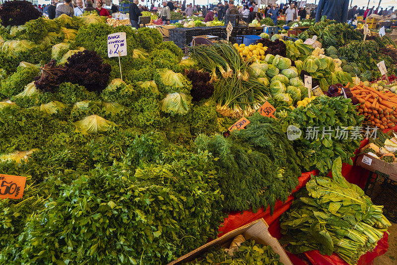 新鲜蔬菜在农贸市场出售