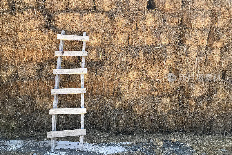 堆放着稻草和干草的木楼梯