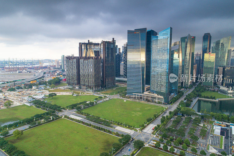 鸟瞰图新加坡天际线和滨海湾全景，码头是新加坡的经济中心，这里有新加坡中心的所有建筑