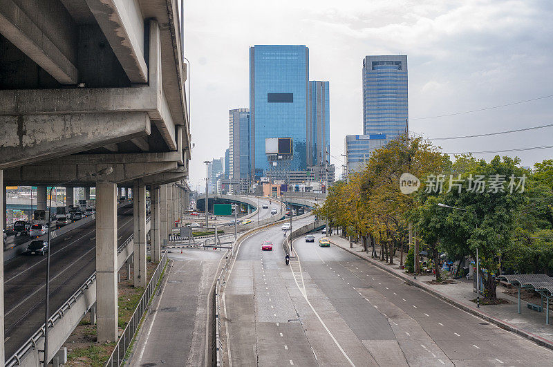 泰国曼谷的多车道高速公路和摩天大楼