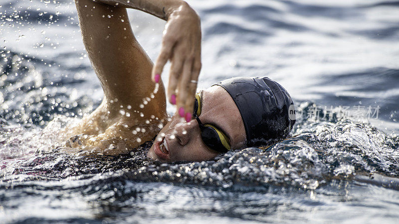 女子游泳运动员在自由泳中呼吸